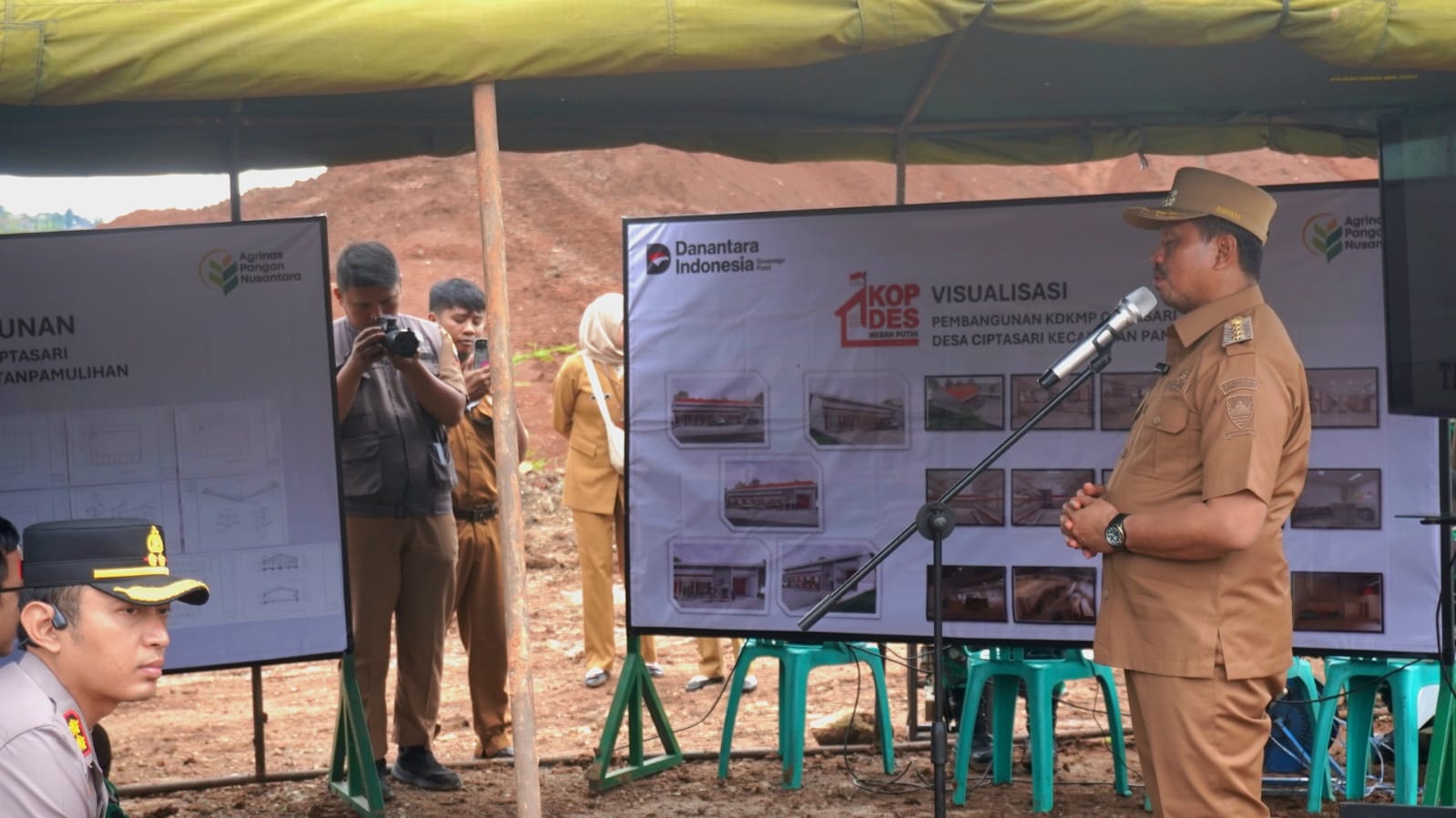 Bupati Dony Ahmad Munir secara resmi meletakkan batu pertama (groundbreaking) pembangunan KDKMP di Desa Ciptasari, Kecamatan Pamulihan