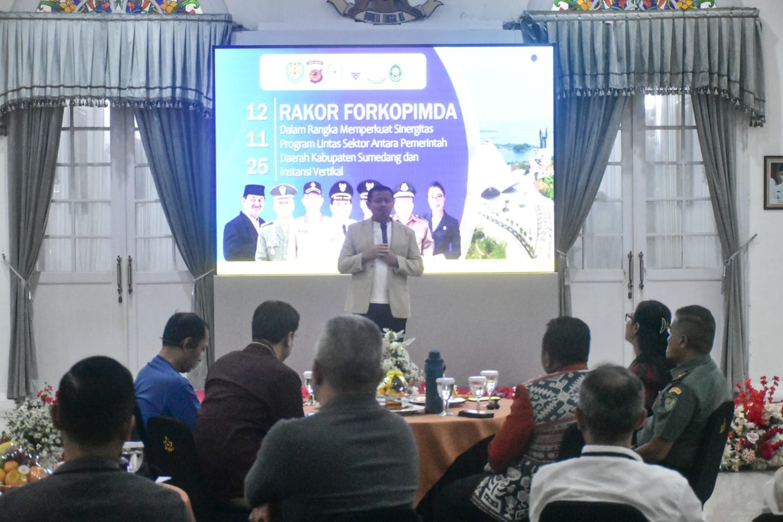 Rapat Koordinasi Forkopimda dan Kepala SKPD dirangkaikan dengan lepas sambut Kepala Kejaksaan Negeri (Kajari) Sumedang, di Ruang Depan Gedung Negara