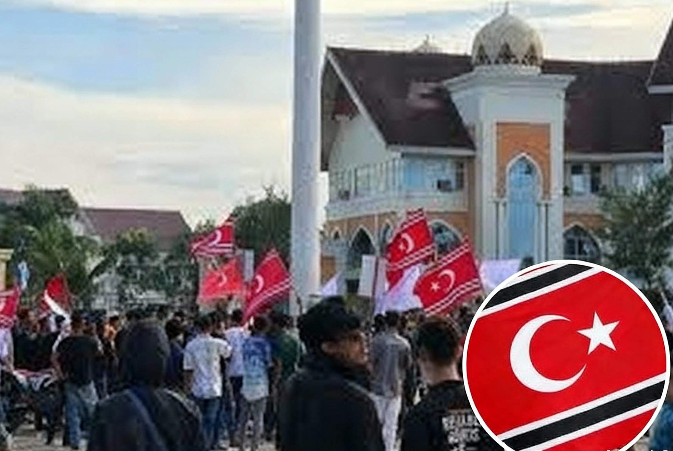 Aksi Pengibaran Bendera GAM