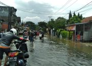 Jalan Raya Bojongsoang Balendah, di kampung Cijagra lumpuh tak bisa dilewati kendaraan