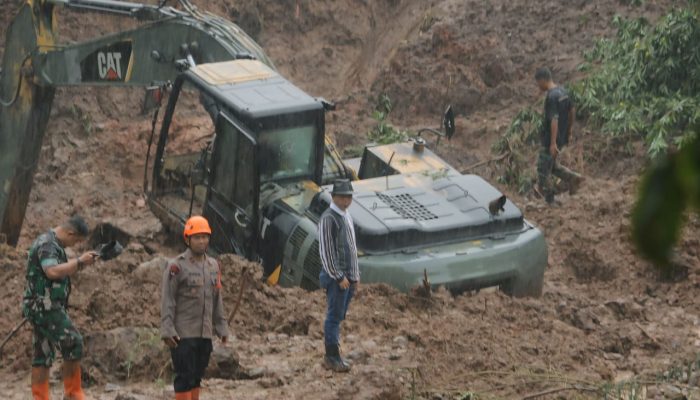 Bupati Bandung Turun Langsung Pimpin Pencarian Korban Longsor Arjasari
