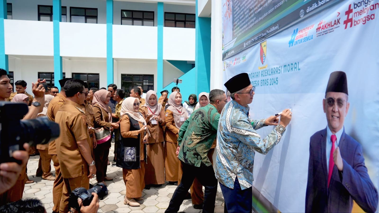 Bupati Bandung di Acara Peresmian SD Hasil Revitalisi