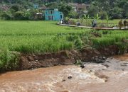 Sungai Cileuleuy Tergerus Hujan, Pemkab Sumedang Lakukan Mitigasi Darurat