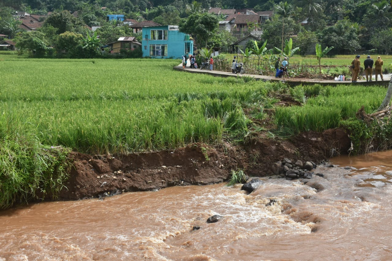 Sungai Cileleuy Tergerus