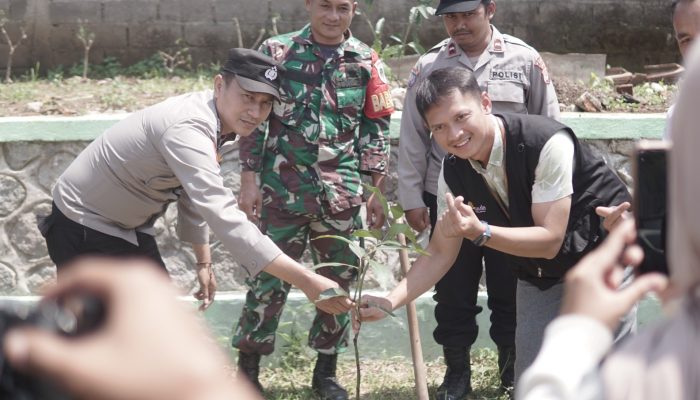 DLH Garut Gelar Aksi Tanam Pohon Di Karangpawitan