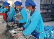 Petugas dapur di salah satu SPPG di Kabupaten KArawang sedang bekerja