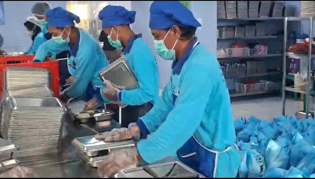 Petugas dapur di salah satu SPPG di Kabupaten KArawang sedang bekerja