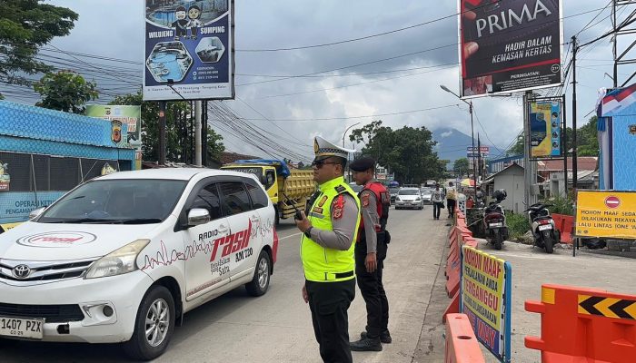 Wisata ke Cipanas Garut Membludak, Polisi Berlakukan One Way