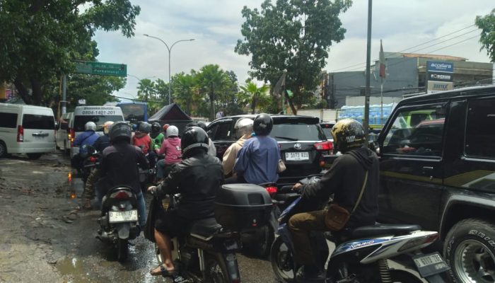 Kemacetan Parah Terusan Buah Batu Lumpuhkan Lalu Lintas Akibat Banjir Citarum