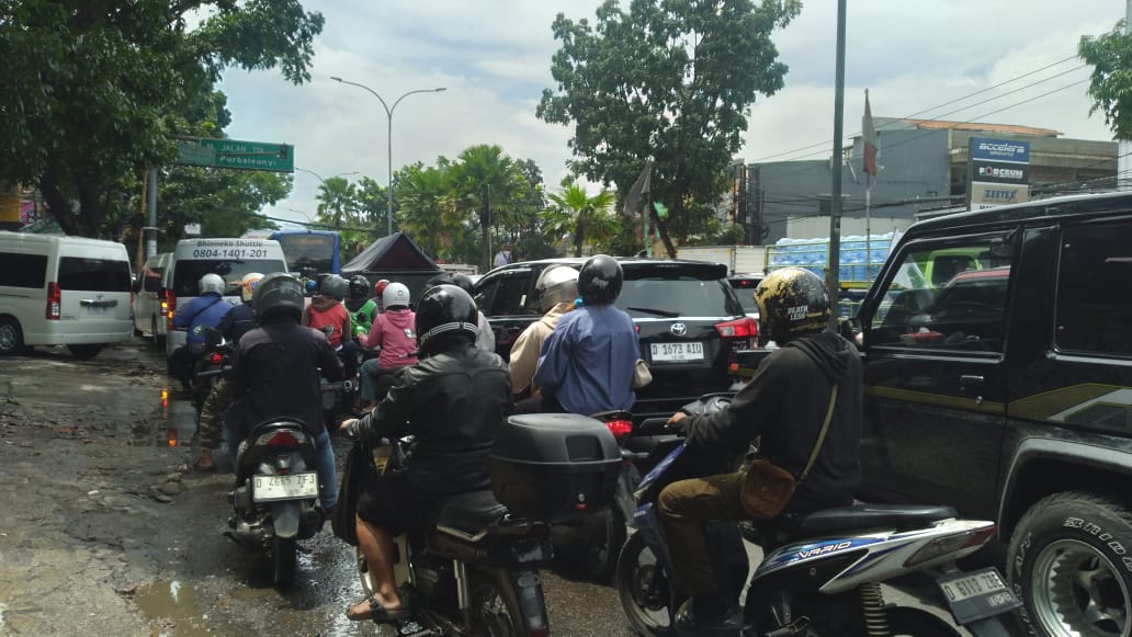 Macet di Jalan Terusan Buah Batu dekat Pasar Kordon