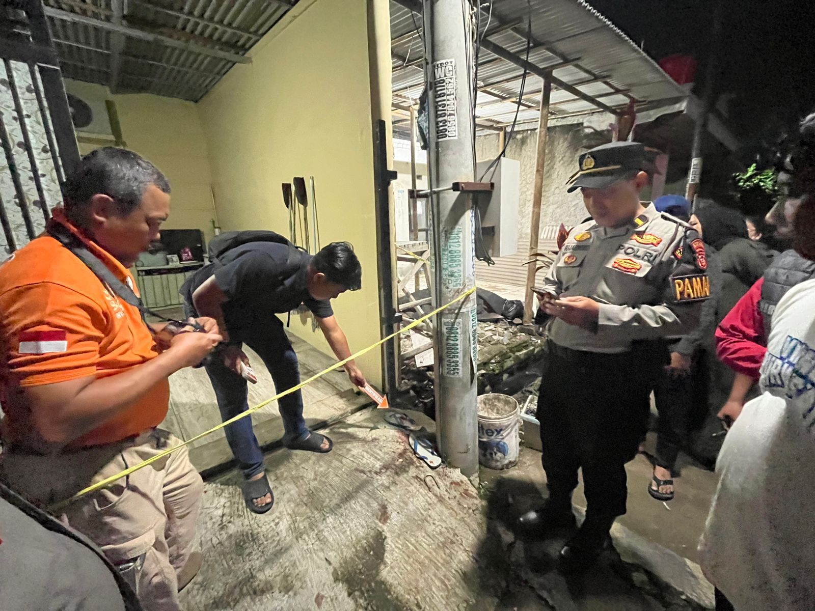 Polisi sedang melakukan olah TKP Penikaman di Karawang
