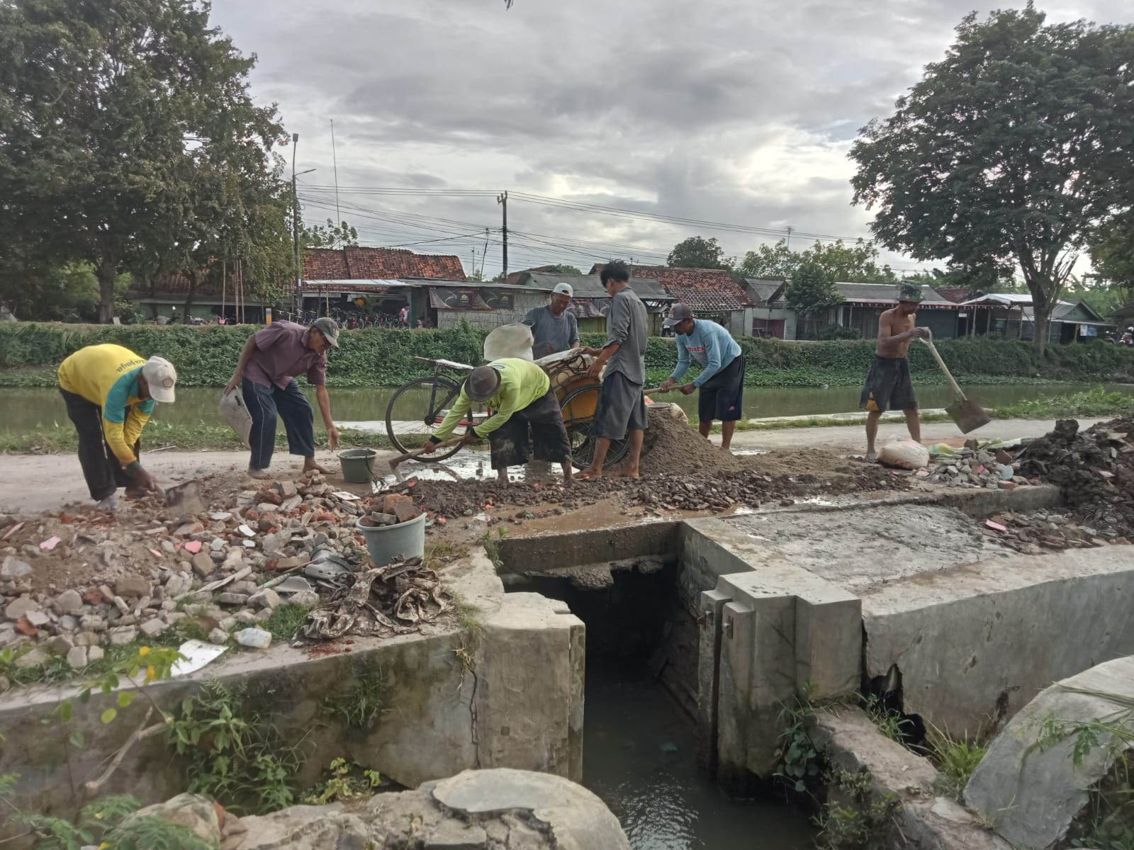 Petani di Dusun Pasar, Desa Kampungsawah, Kecamatan Jayakerta, Kabupaten Karawang, melakukan perbaikan pintu air secara swadaya