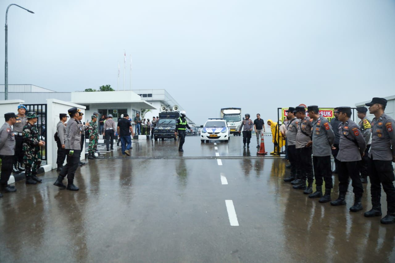 Polisi Mengawasi Unjuk Rasa di Karawang