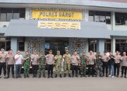 Kapolres Garut AKBP Yugi Bayu Hendarto, menerima kunjungan Komandan Korem (Danrem) 062/Tarumanagara Kolonel Inf Dadi Sutandi, di Mapolres Garut, dalam rangka memperkuat sinergitas TNI dan Polri