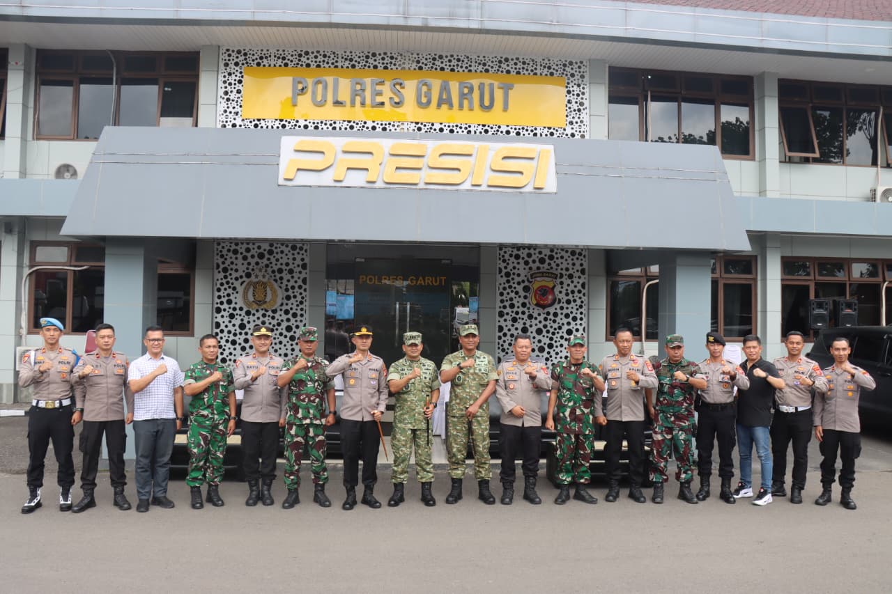Kapolres Garut AKBP Yugi Bayu Hendarto, menerima kunjungan Komandan Korem (Danrem) 062/Tarumanagara Kolonel Inf Dadi Sutandi, di Mapolres Garut, dalam rangka memperkuat sinergitas TNI dan Polri