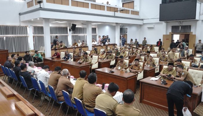 Ratusan Kades Garut Geruduk DPRD, APDESI Desak Kebijakan Pro Desa