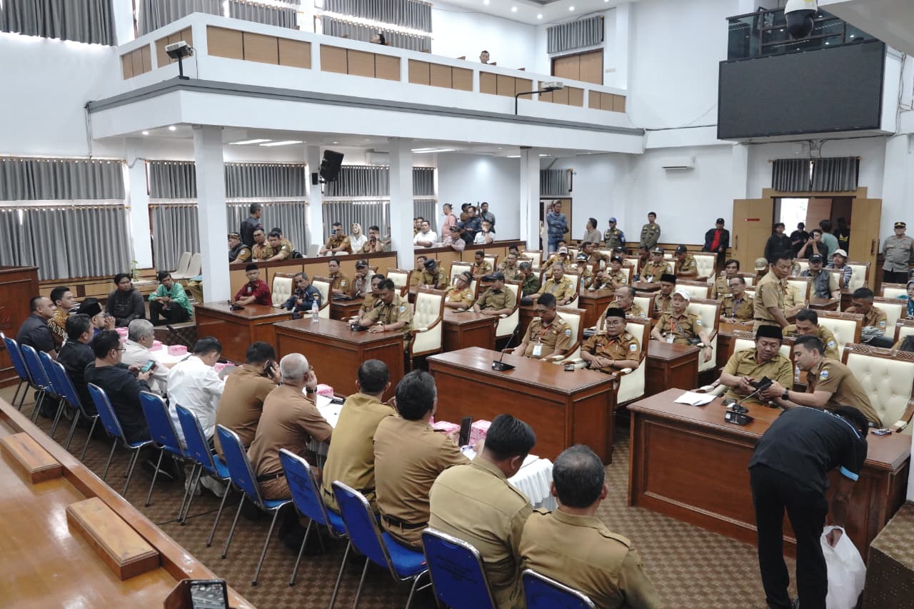 Ratusan Kades di Garut Geruduk DPRD