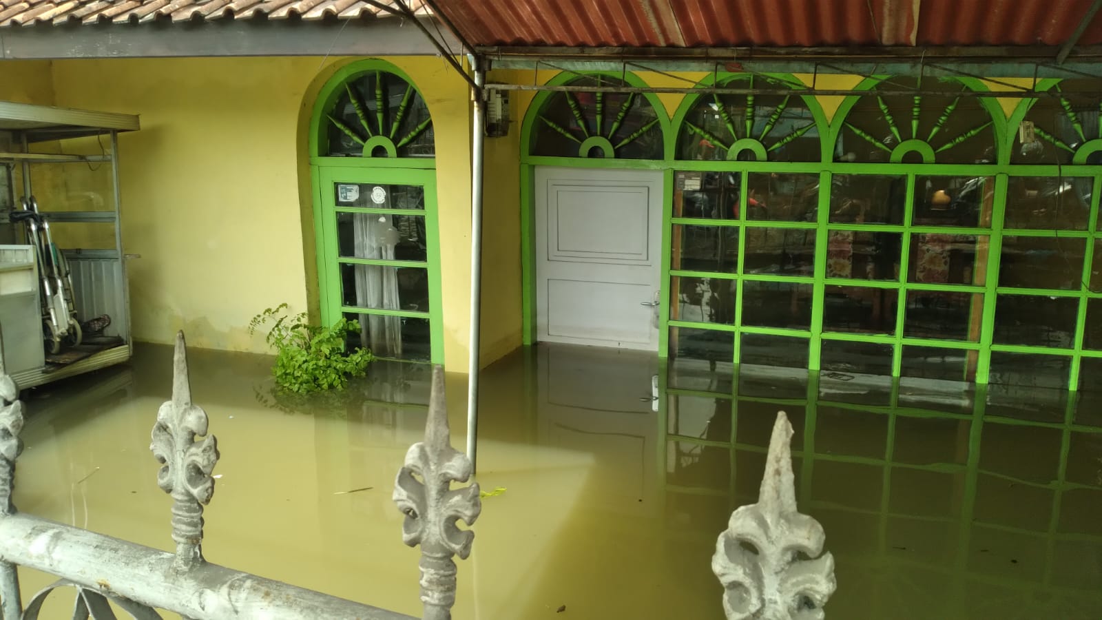 Rumah Warga di Bojongsoang terendam banjir hingga setinggi pinggang orang dewasa