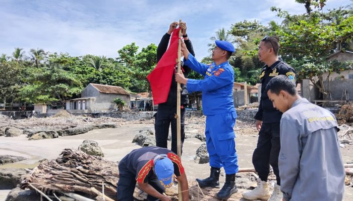 Sat Polairud Garut Pasang Bendera Merah di Pantai Selatan