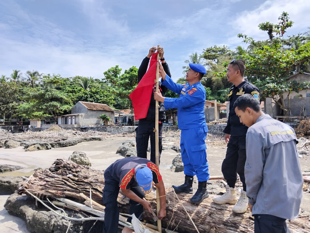 Satpolairud Polres Garut Pasang Bendera Merah