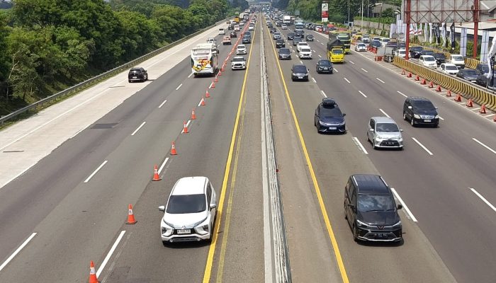 Puncak Libur Natal, Tol Jakarta–Cikampek Padat dan Diberlakukan Contraflow