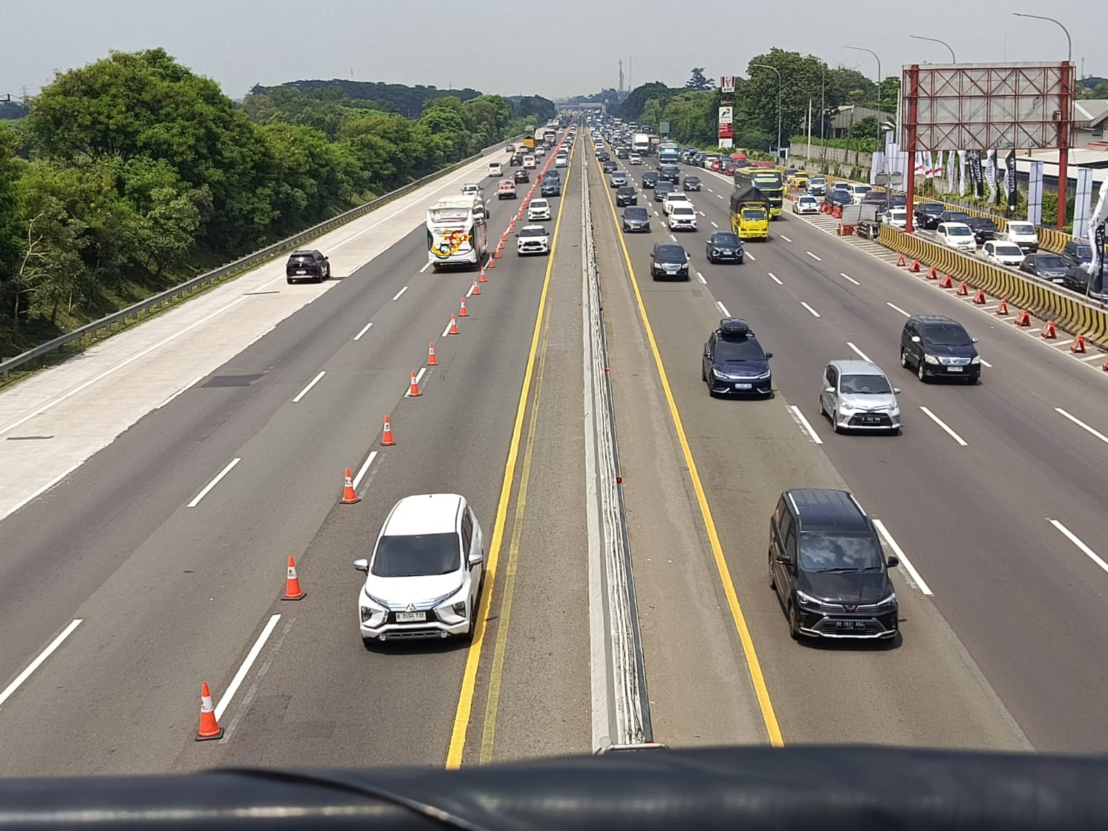 Tol Jakarta–Cikampek Padat dan Diberlakukan Contraflow