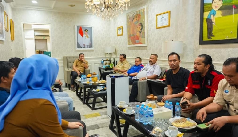 Rapat pengamanan aksi unjuk rasa serikat buruh di Kantor Pemda Karawang