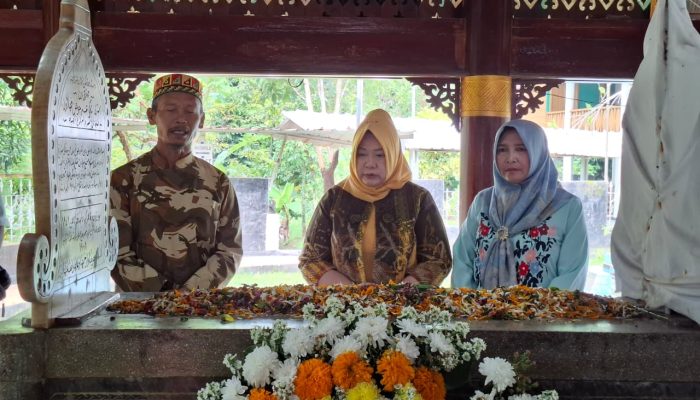 Sekjen MPR RI Ziarah Makam Pahlawan di Sumedang