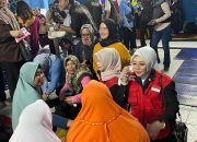 Anggota Komite I DPD RI Aanya RIna Casmayanti Memberi Semangat pada Para Koraban Selamat Longsor Pasirlangu yang kehilangan harta benda dan keluarganya