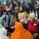 Anggota Komite I DPD RI Aanya RIna Casmayanti Memberi Semangat pada Para Koraban Selamat Longsor Pasirlangu yang kehilangan harta benda dan keluarganya