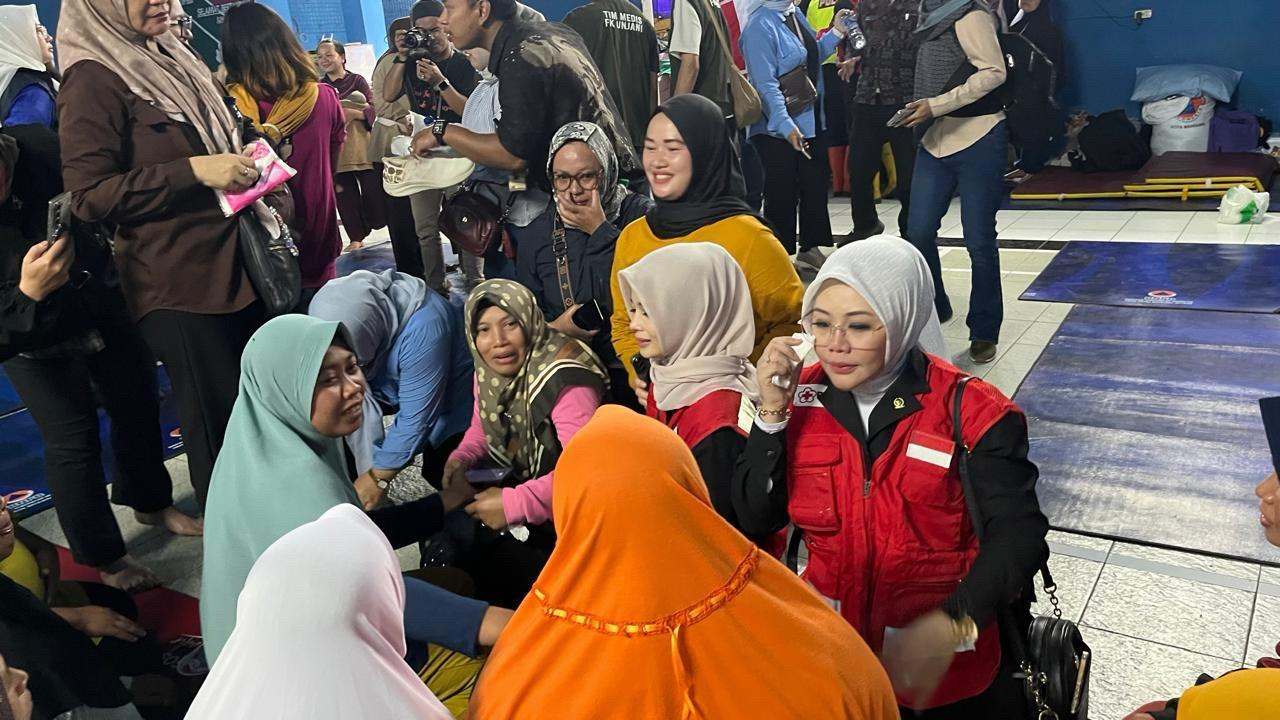 Anggota Komite I DPD RI Aanya RIna Casmayanti Memberi Semangat pada Para Koraban Selamat Longsor Pasirlangu yang kehilangan harta benda dan keluarganya