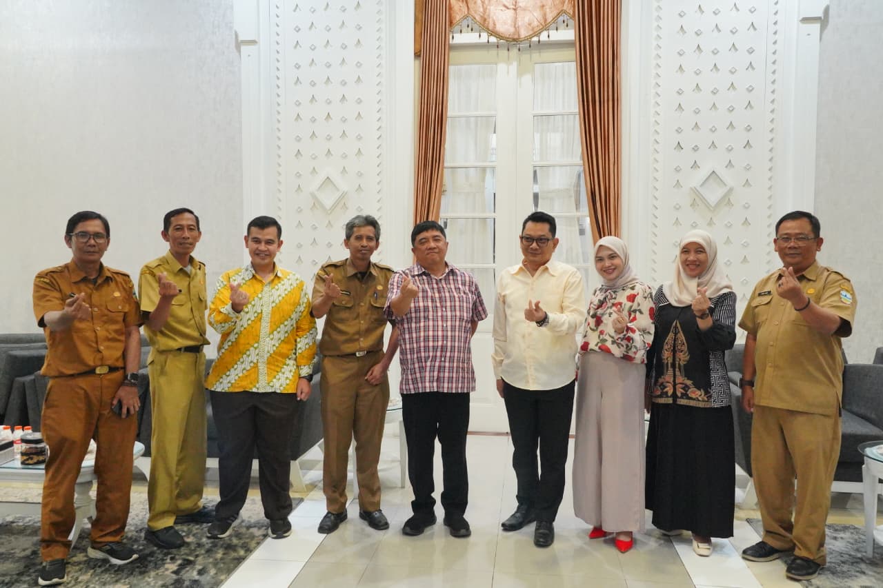 Bupati Garut Abdusy Syakur Menerima Pimpinan KPID Jabar