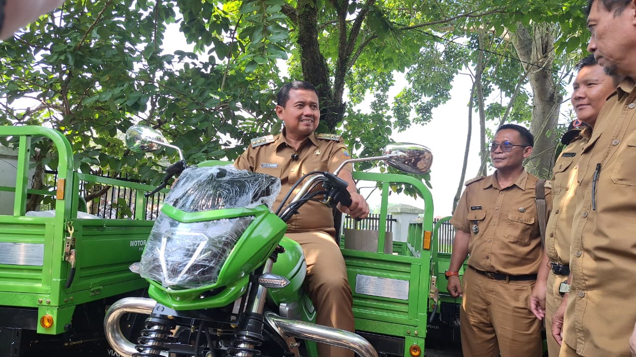 Bupati Sumedang Dony Ahmad Munir Serahkan Motor Sampah