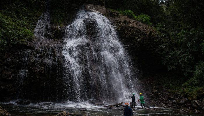 Pesona Curug Tilu Leuwi Opat di Bandung: Keindahan Alami yang Menyegarkan Jiwa