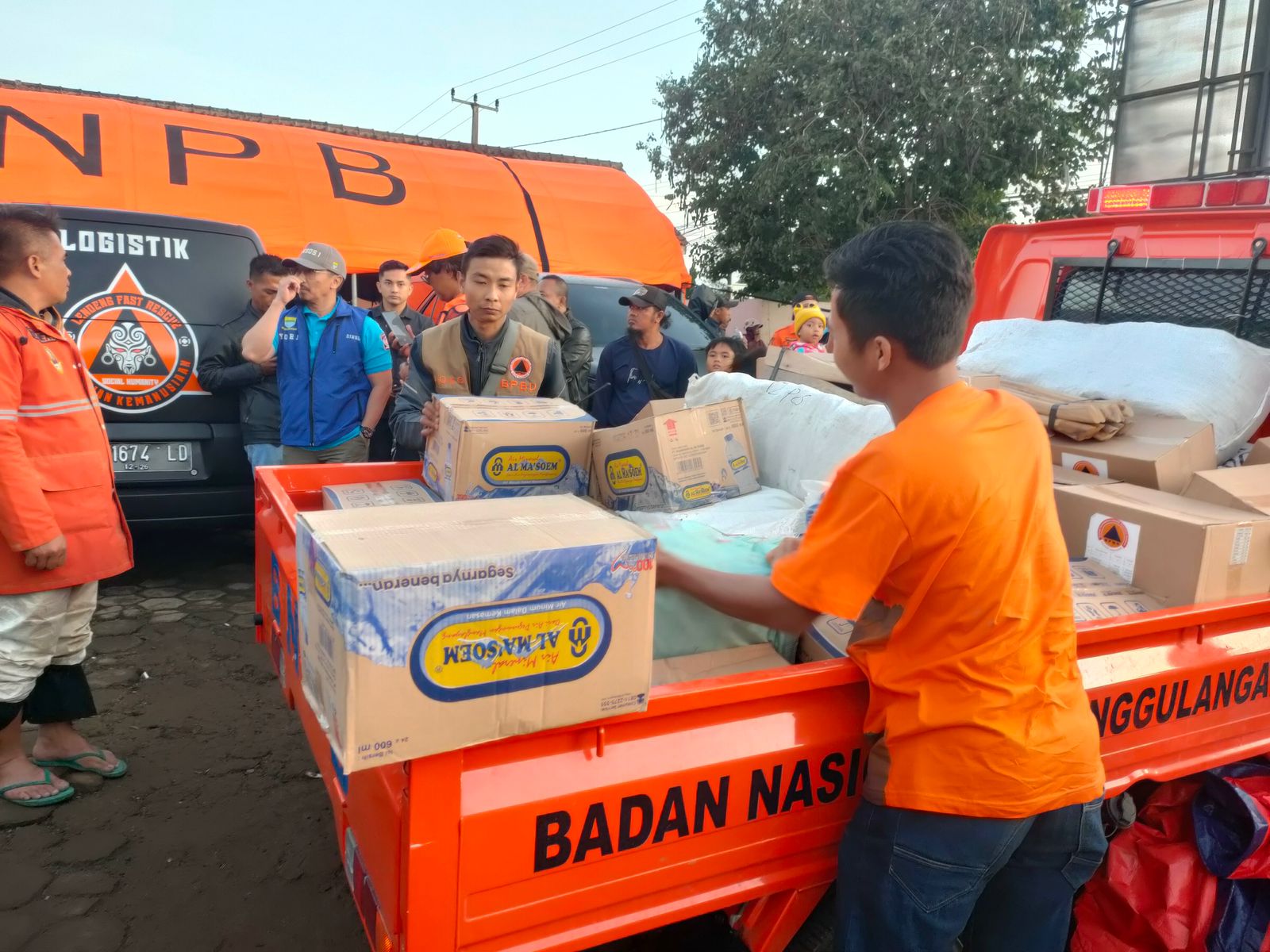 Dinsos Kota Bandung menyerahkan Bantuan bagi korban longsor di KBB