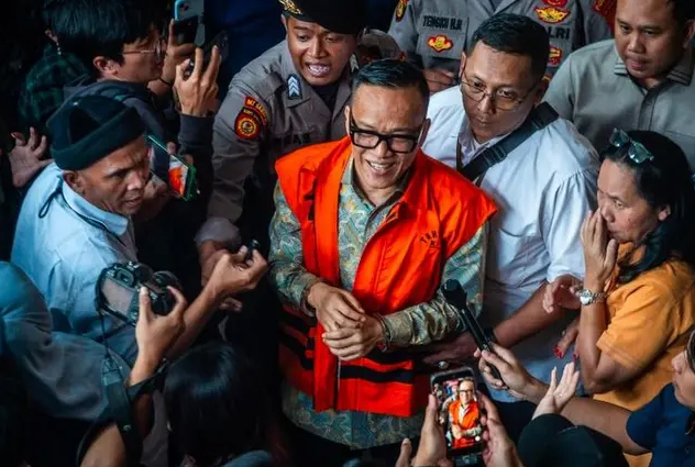 Emanuel Ebenezer Memakai Rompi Oranye KPK