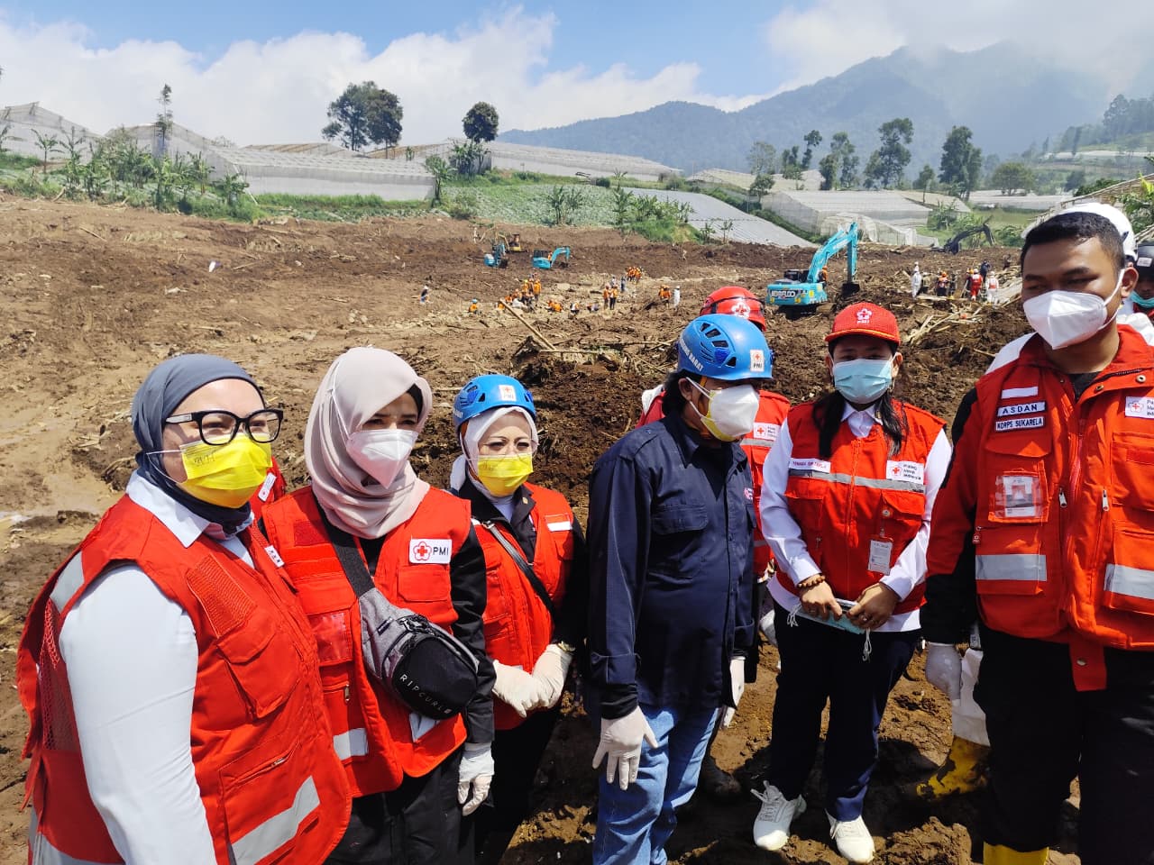 Empat Anggota DPD RI Meninjau Lokasi Longsor Pasirlangu.j