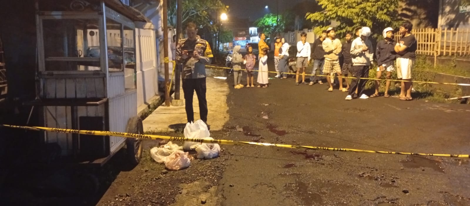 Polisi Pasang Garis Kuning di Lokasi Penemuan Kantong Plastik Berbau Busuk