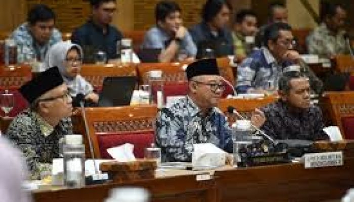 Mendikdasmen: Angka Tidak Sekolah RI Tinggi, Anggota Dewan Banyak Lulusan Paket C