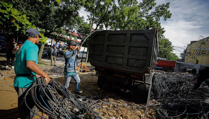 14 Ton Kabel Udara Jalan Buahbatu Dibersihkan, Penataan Kota Dipercepat