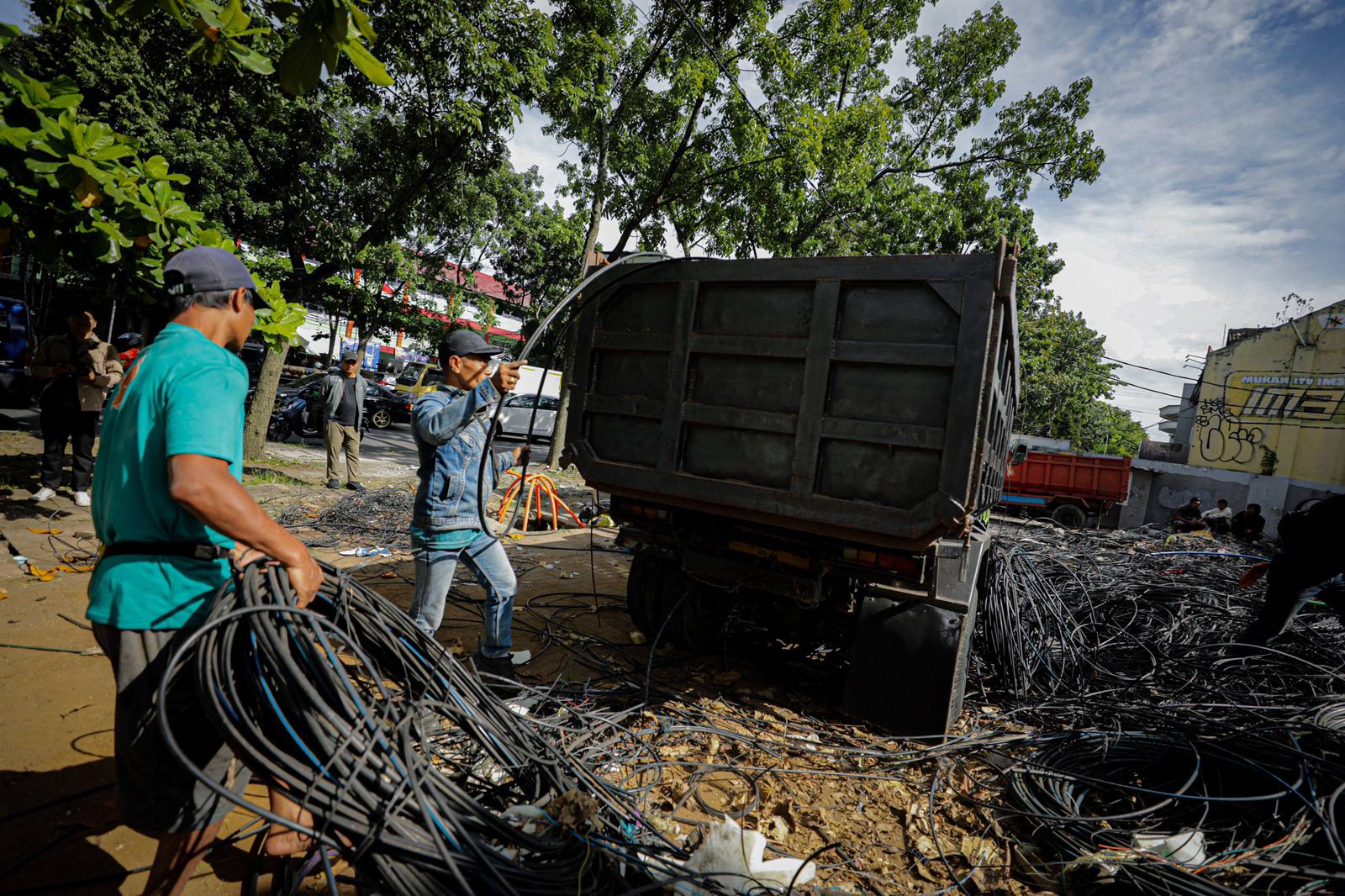 Pengangkutan Kabel Hasil Penertiban di Jalan Buah Batu Kota Bandung