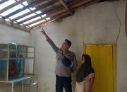 Bhabinkamtibmas Tasikmalaya Tinjau Rumah Warga Rusak Diterjang Angin Kencang