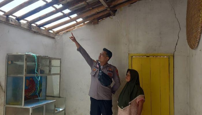 Bhabinkamtibmas Tasikmalaya Tinjau Rumah Warga Rusak Diterjang Angin Kencang