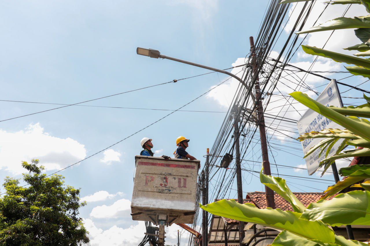 Petugas sedang melakukan pemeliharaan PJU