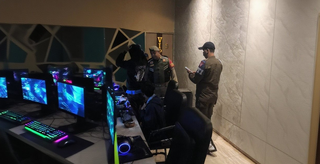 Satpol PP Kabupaten Karawang Razia Pelajar di Warnet Saat Jam Sekolah