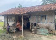 Puluhan Tahun Tinggal di Rumah Nyaris Roboh, Keluarga di Kutawaluya Terpaksa Mengungsi ‎