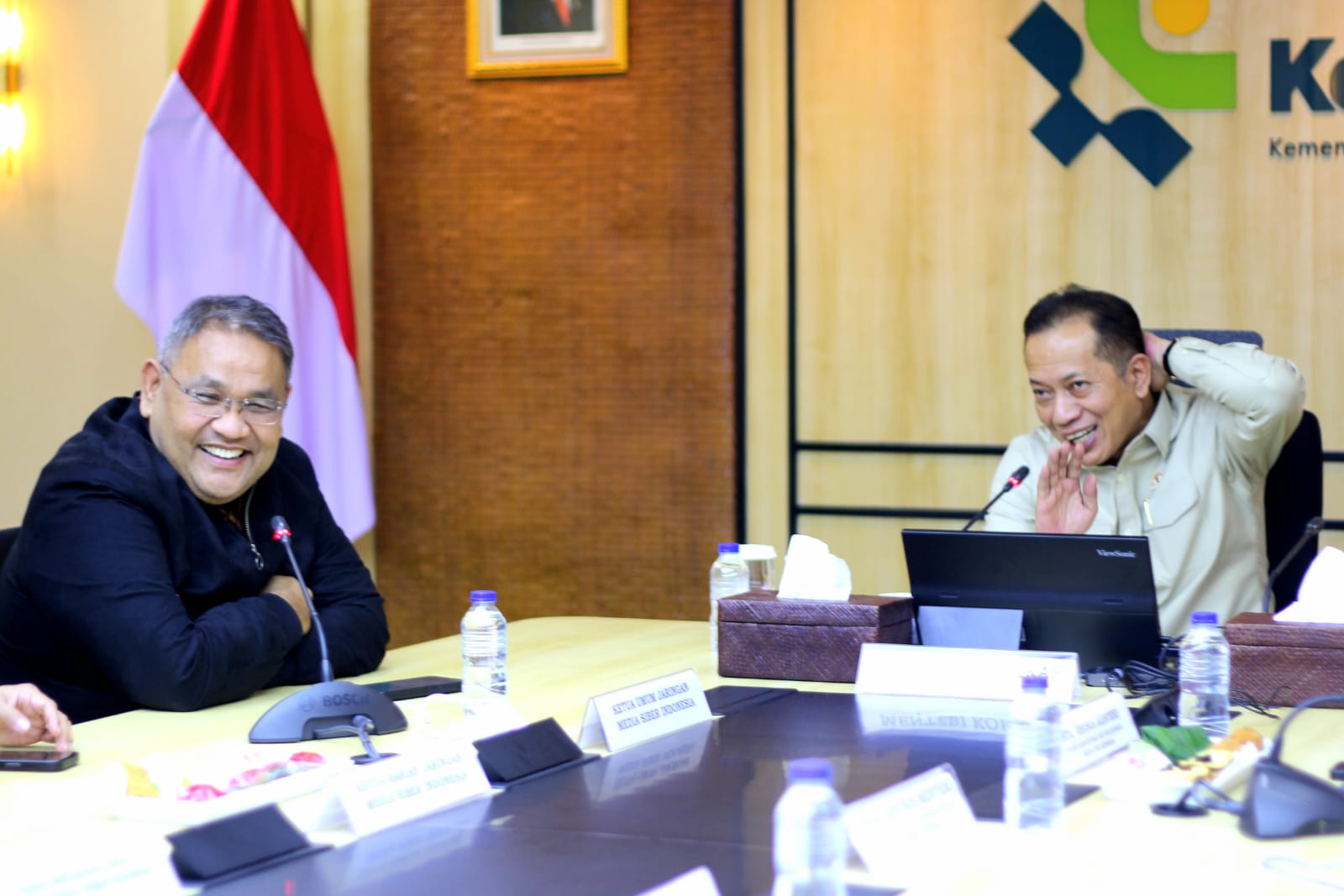 Ketua Umum JMSI Teguh Santosa (kiri) dan Menkop Ferry Juliantono (kanan)