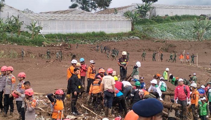 BPBD Kabupaten Garut Terjunkan Personel Bantu Operasi SAR Longsor Cisarua KBB