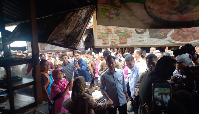 Kedatangan Gibran ke Pasar Cikurubuk, Disambut Antusias Warga Tasikmalaya