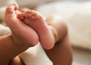 Bayi Baru Lahir Ditemukan Di Samping Tempat Pembuangan Sampah